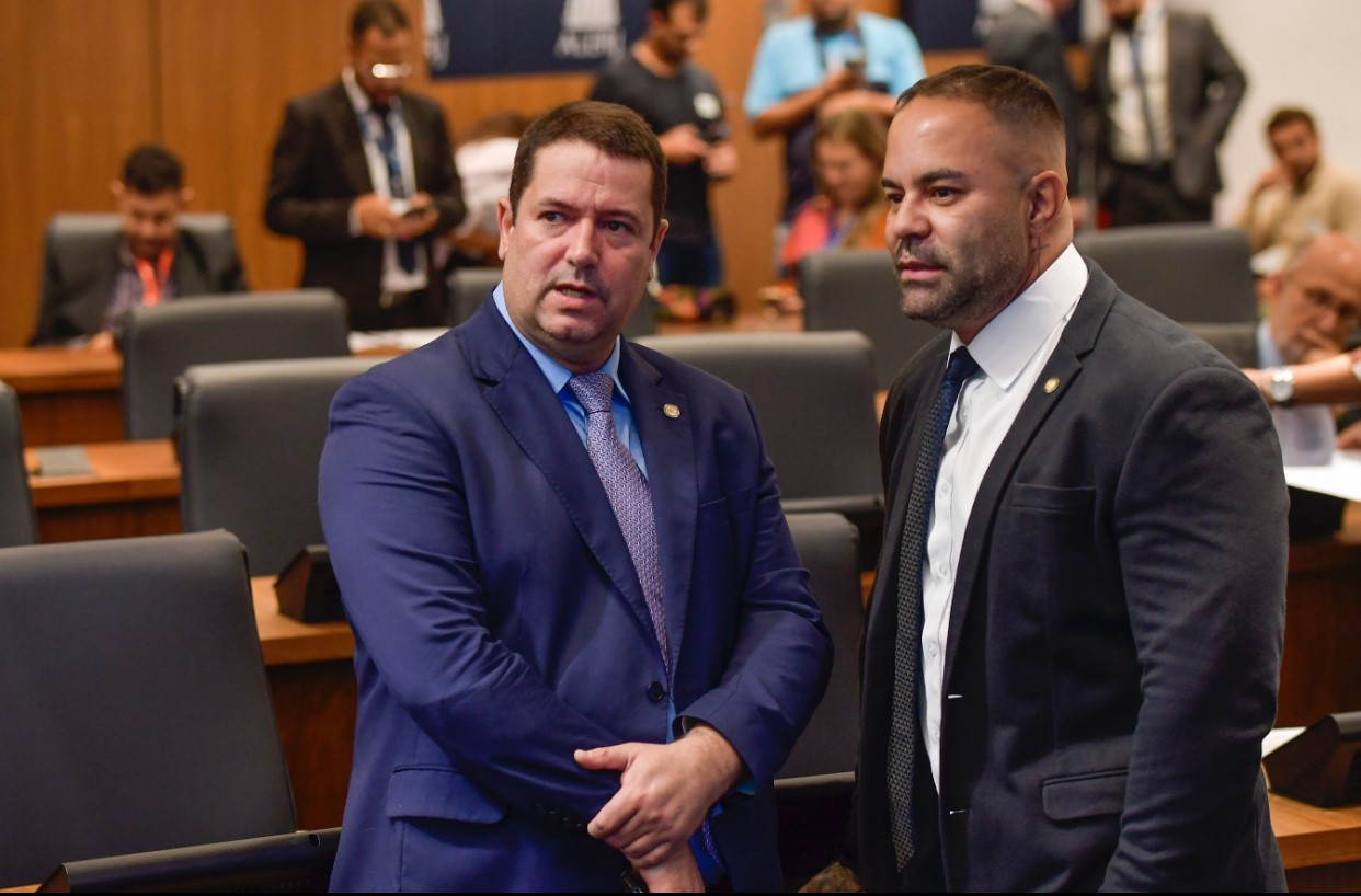 Deputados Léo Vieira e Filippe Poubel cobram explicações do Exército