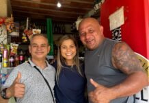 Pré-candidata a deputada estadual, Luciana Polati ouve demandas da população em caminhada pelo Outeiro