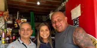 Pré-candidata a deputada estadual, Luciana Polati ouve demandas da população em caminhada pelo Outeiro