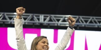 Lançamento da candidatura de Luciana Polati a deputada estadual reúne milhares de pessoas em Araruama